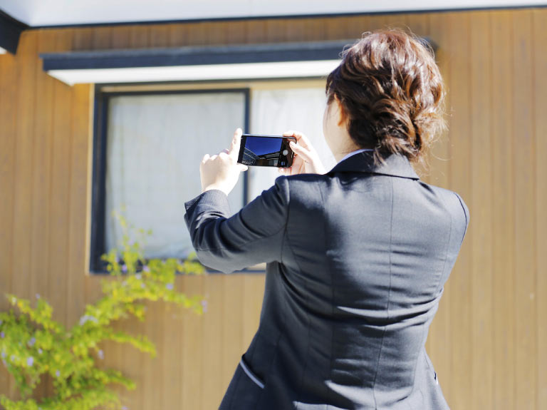空き家を管理するスタッフ