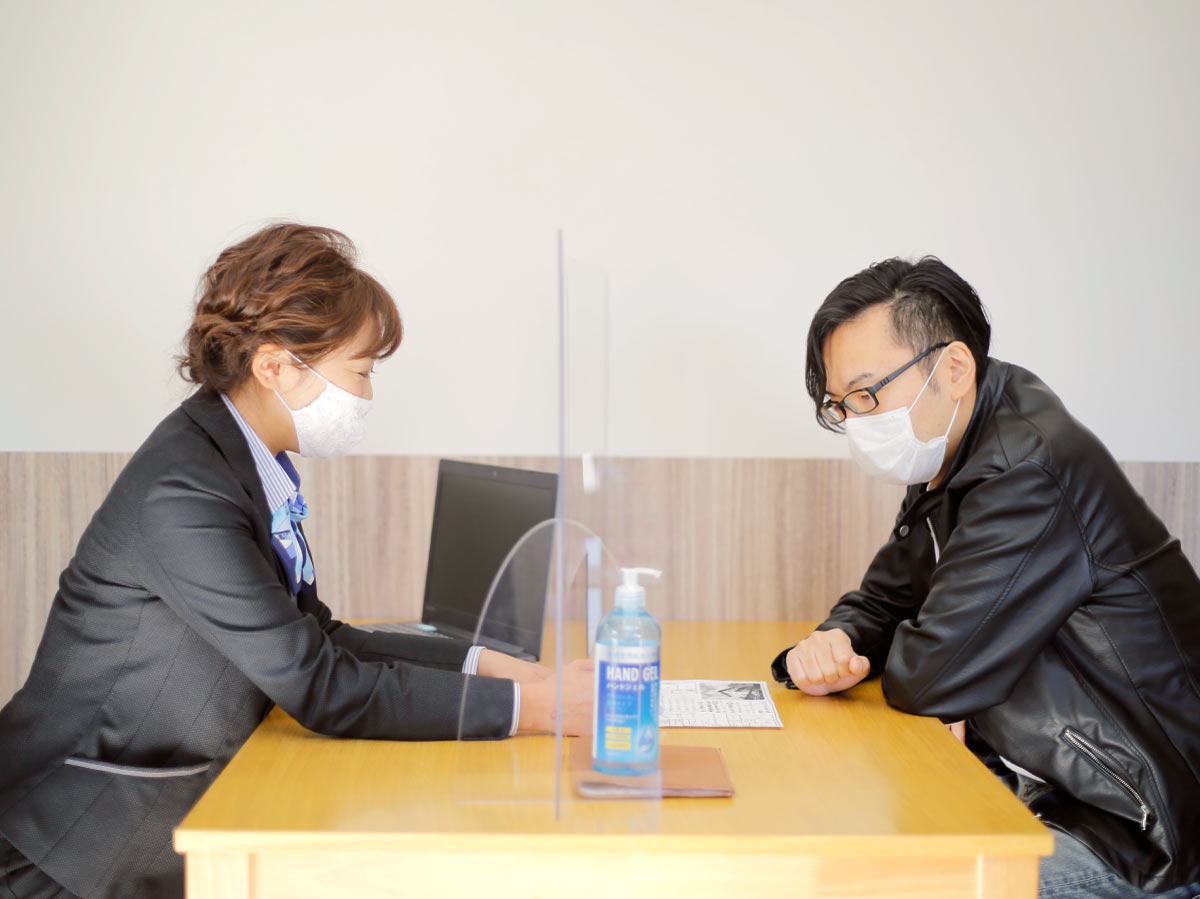 お客様とのご対面では飛沫防止パネルを使用して感染予防を行っています。